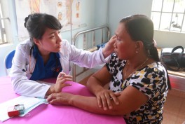 Bác sĩ trẻ khám bệnh miễn phí cho 500 người dân tỉnh Long An