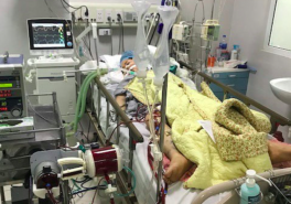 Bác sĩ bật khóc vì "sự hợp tác kỳ lạ" của người thân nữ bệnh nhân trẻ cận kề cái chết